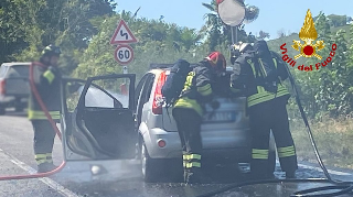 Tolentino - Scontro tra tre auto: un veicolo prende fuoco dopo l’incidente